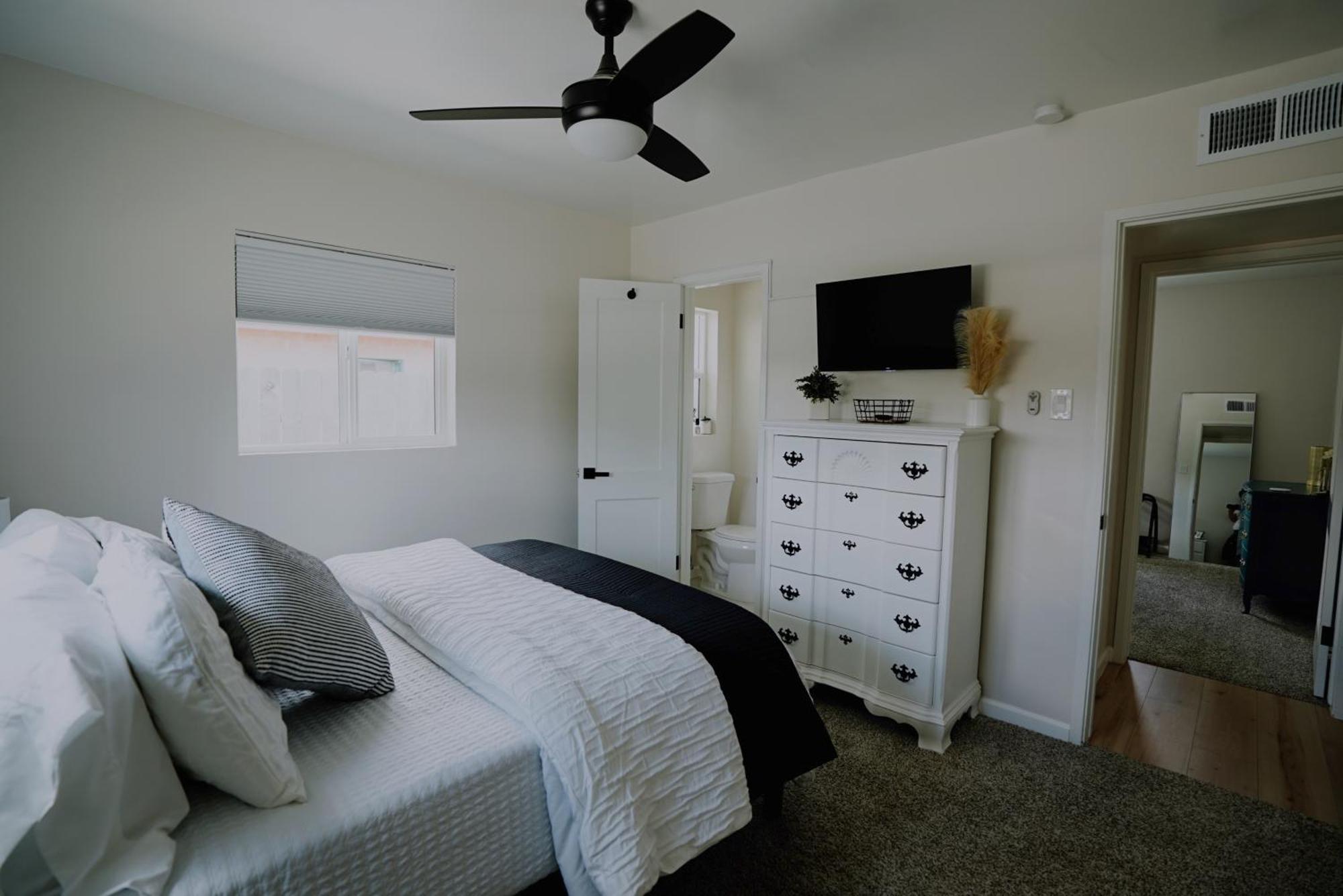 Centrally Located! Remodeled! Huge Backyard! The White House Albuquerque Extérieur photo